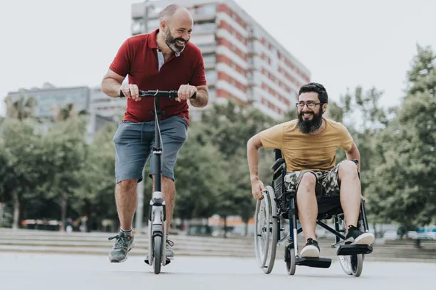 Rollerfahrer und Rollstuhlfahrer haben Spaß beim Dahinrollen.